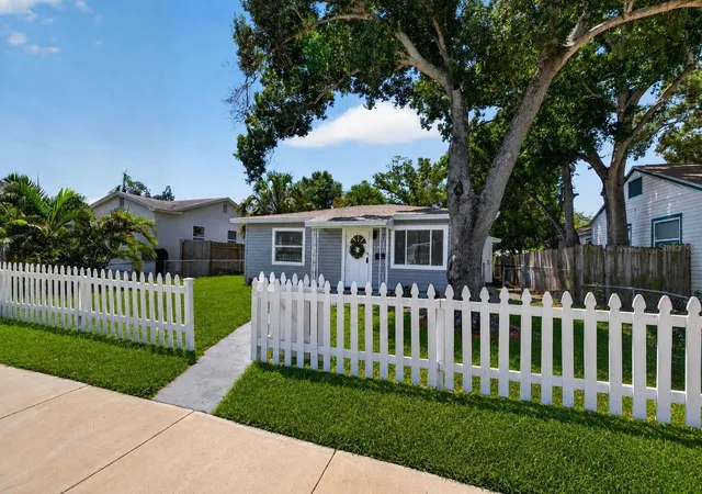 Photo 3 of Single family home for sale at 4110 3rd Avenue S, Saint Petersburg, FL 33711 | MLS# TB8537074 | Listing updated on 2026-10-22