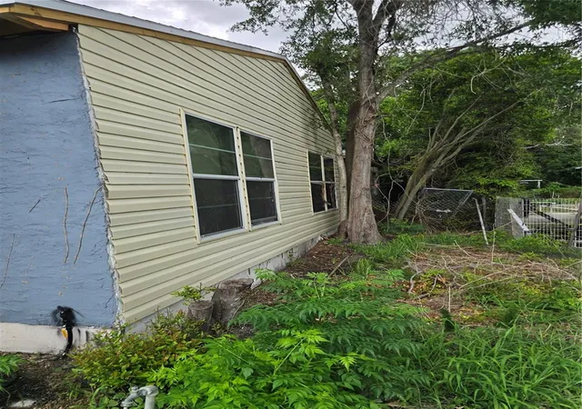 Photo 3 of Single family home for sale at 617 S Glenwood Ave, Clearwater, FL 33756 | MLS# TB8537096 | Listing updated on 2026-09-30