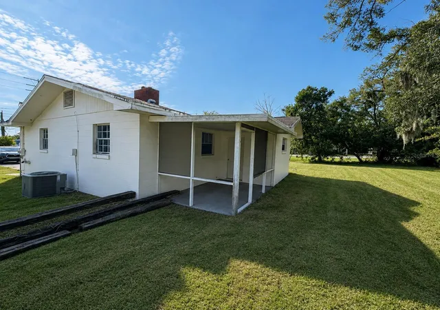 Photo 2 of Sale Pending at 1102 Old Kings Rd, Daytona Beach, FL 32117 | MLS# V4950626 | Listing updated on 2026-09-30