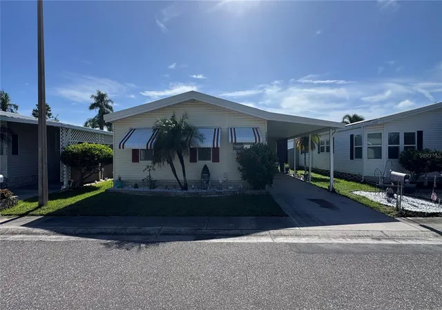 Photo 3 of Manufactured home for sale at 1001 Starkey Rd #723, Largo, FL 33771 | MLS# TB8537140 | Listing updated on 2026-08-25
