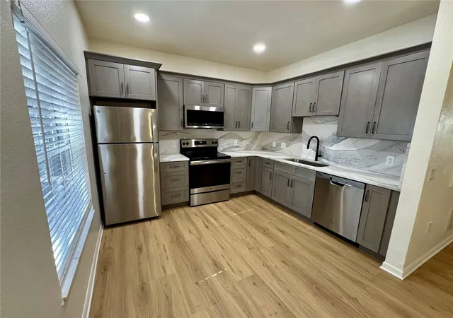 Photo 2 of Townhouse for sale at 7702 Plantation Cir, Bradenton, FL 34201 | MLS# A4702468 | Listing updated on 2026-10-08