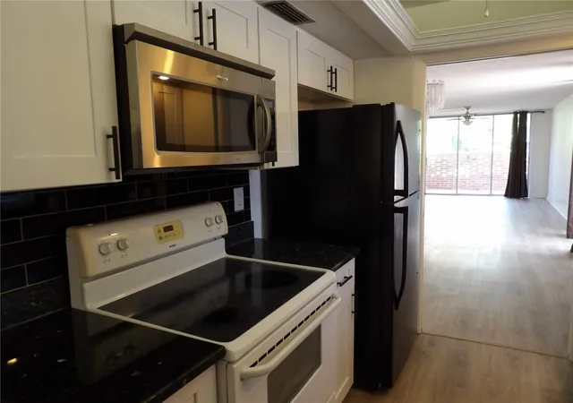 3rd image of 2623 Seville Blvd #111, Clearwater, FL 33764 | MLS# TB8537209