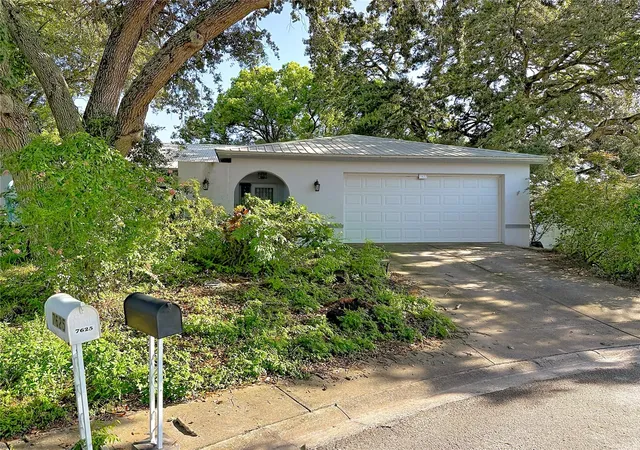 Photo 4 of Sale Pending at 7622 Clovis Ct, New Port Richey, FL 34653 | MLS# W7888411 | Listing updated on 2026-08-13