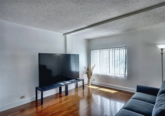 Photo 4 of Condo for sale at 151 E Washington St #525, Orlando, FL 32801 | MLS# O6432100 | Listing updated on 2026-09-22
