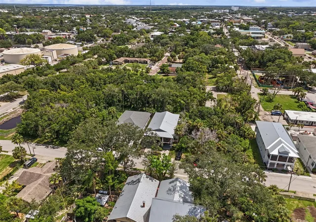 3rd image of 170 E Spruce St, Tarpon Springs, FL 34689 | MLS# TB8537334