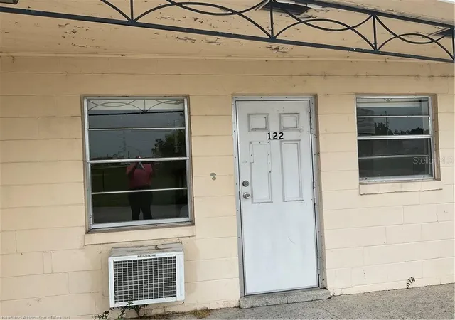 Listing Photo 2 - Condo for sale in building located at 1001 Lakeview Dr, SEBRING, FL 33870 - Unit #