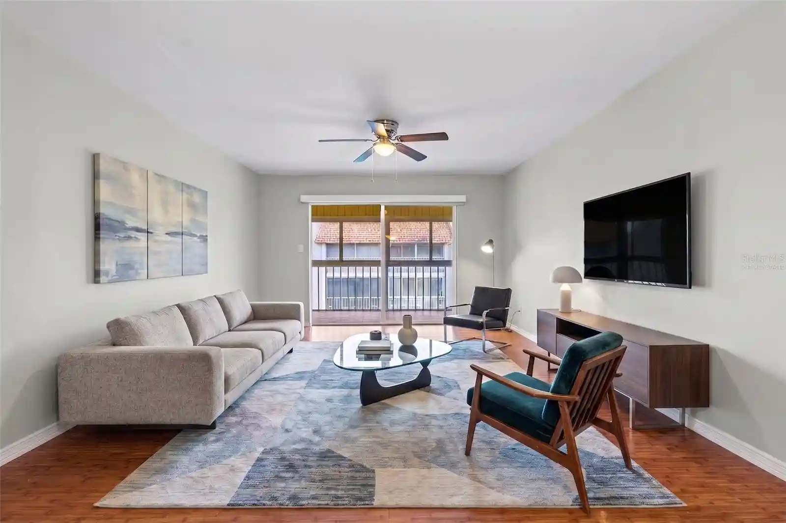 Listing Photo 2 - Condo for sale in 1310 Gln Oaks Dr E located at 1310 Gln Oaks Dr E, Sarasota, FL 34232 - Unit #383E