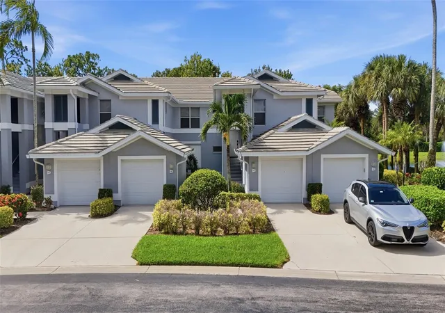 Listing Photo 4 - Condo for sale in building located at 710 Tarpon Cvs Dr, Naples, FL 34110 - Unit #203