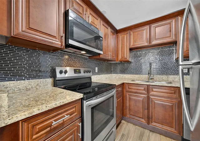 Photo 3 of Condo for sale at 118 W America St #2, Orlando, FL 32801 | MLS# O6432229 | Listing updated on 2026-09-03