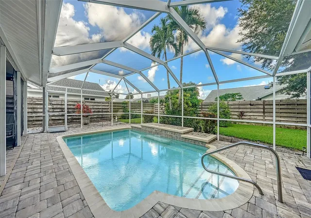 Photo 3 of Single family home for sale at 4494 Diamond Cir E, Sarasota, FL 34233 | MLS# A4702548 | Listing updated on 2026-10-02