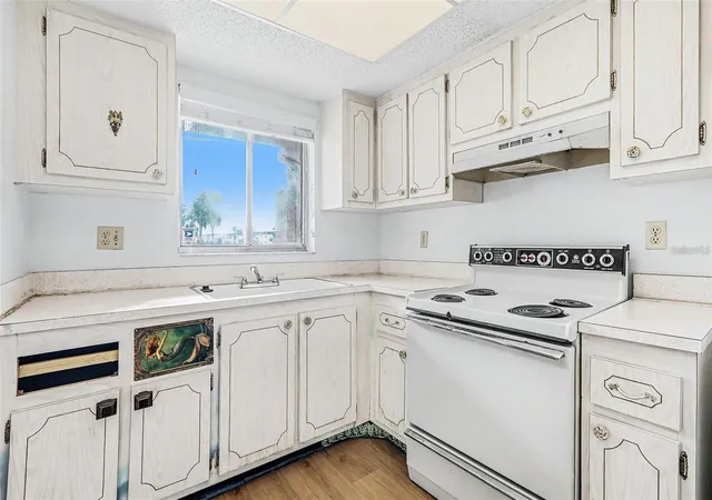 Listing Photo 3 - Condo for sale in building located at 3723 Lake Bayshore Dr, BRADENTON, FL 34205 - Unit #H206