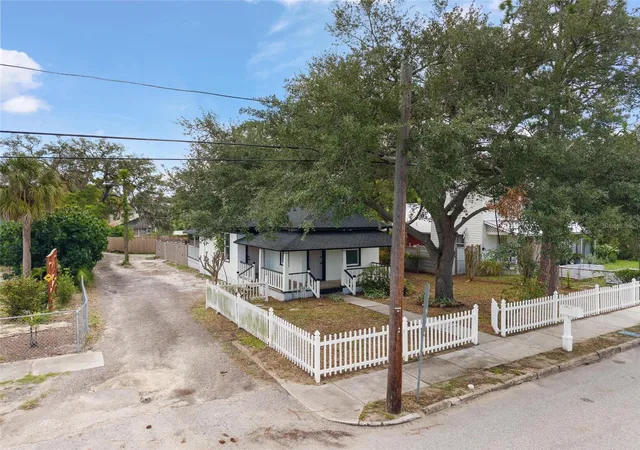 3rd image of 136 N Ring Ave, Tarpon Springs, FL 34689 | MLS# W7888432