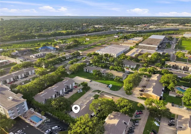 Listing Photo 2 - Condo for sale in building located at 3807 N Oak Dr, TAMPA, FL 33611 - Unit #D41