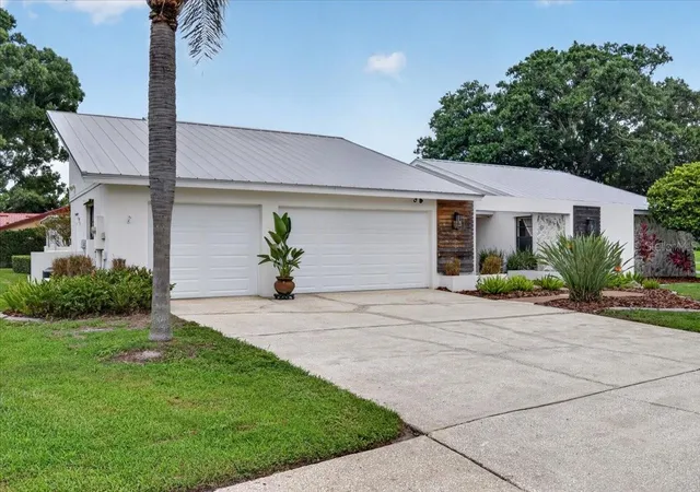 Photo 2 of Single family home for sale at 2862 Shady Oak Ct, Clearwater, FL 33761 | MLS# TB8537487 | Listing updated on 2026-10-20