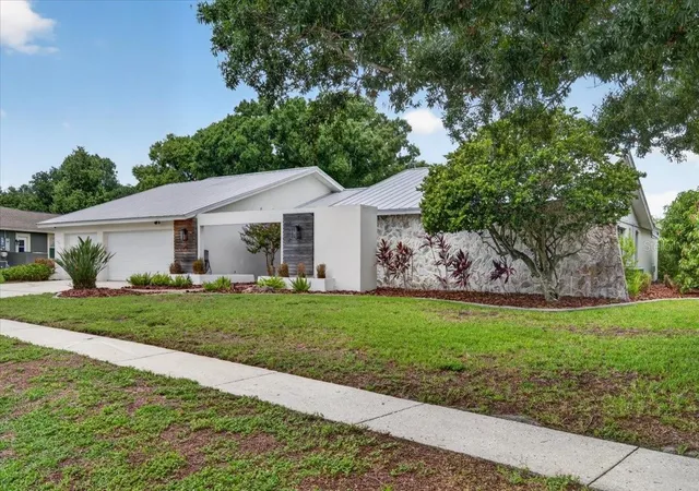 Photo 3 of Single family home for sale at 2862 Shady Oak Ct, Clearwater, FL 33761 | MLS# TB8537487 | Listing updated on 2026-10-20