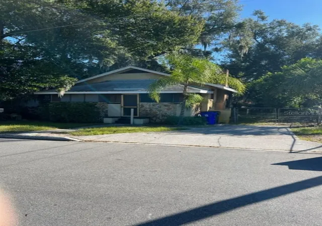 Photo 1 of Single family home for sale at 1031 N Florence Ave, Lakeland, FL 33805 | MLS# A4702588 | Listing updated on 2026-10-01