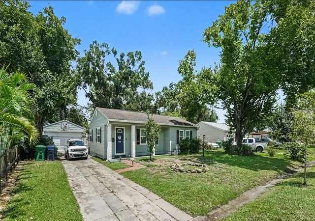Photo 2 of Sale Pending at 1509 W Barr Dr, Tampa, FL 33603 | MLS# TB8537508 | Listing updated on 2026-10-09