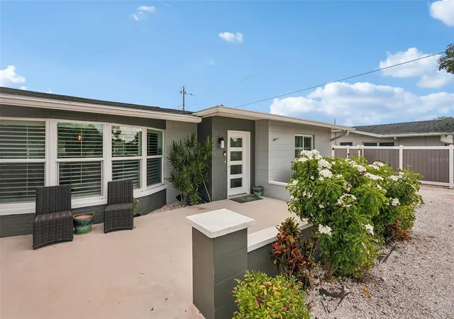 Photo 2 of Single family home for sale at 365 Shamrock Blvd, Venice, FL 34293 | MLS# A4702591 | Listing updated on 2026-08-27