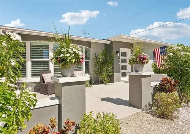 Photo 3 of Single family home for sale at 365 Shamrock Blvd, Venice, FL 34293 | MLS# A4702591 | Listing updated on 2026-10-22