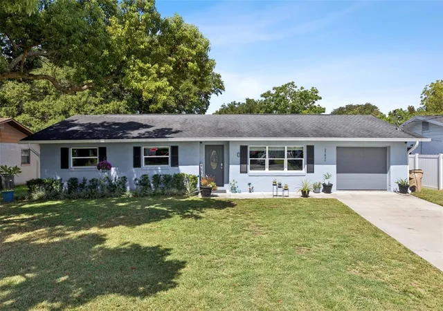 Photo 4 of Single family home for sale at 27821 Lois Dr, Tavares, FL 32778 | MLS# O6432373 | Listing updated on 2026-10-29