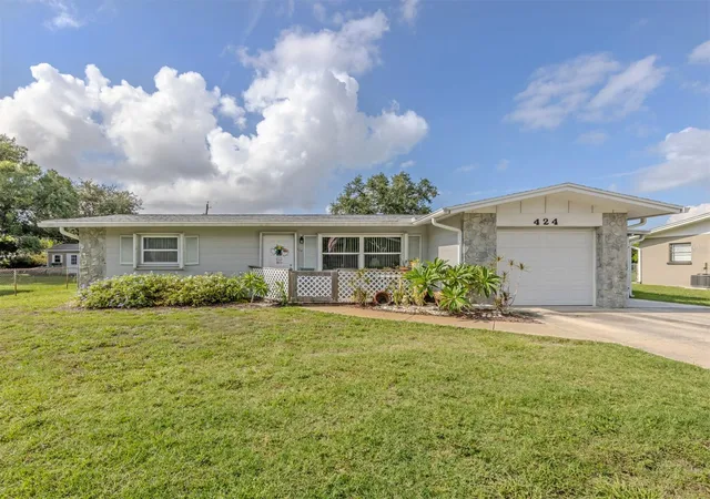 Photo 2 of Single family home for sale at 424 Center Rd, Venice, FL 34285 | MLS# N6145318 | Listing updated on 2026-08-11
