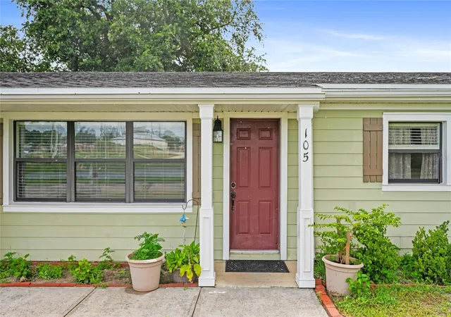 Photo 3 of Single family home for sale at 105 Mirror Dr, Sanford, FL 32773 | MLS# O6432395 | Listing updated on 2026-08-11