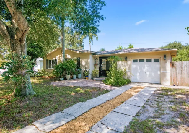Photo 2 of Single family home for sale at 1000 S Evergreen Ave, CLEARWATER, FL 33756 | MLS# TB8537626 | Listing updated on 2026-10-15