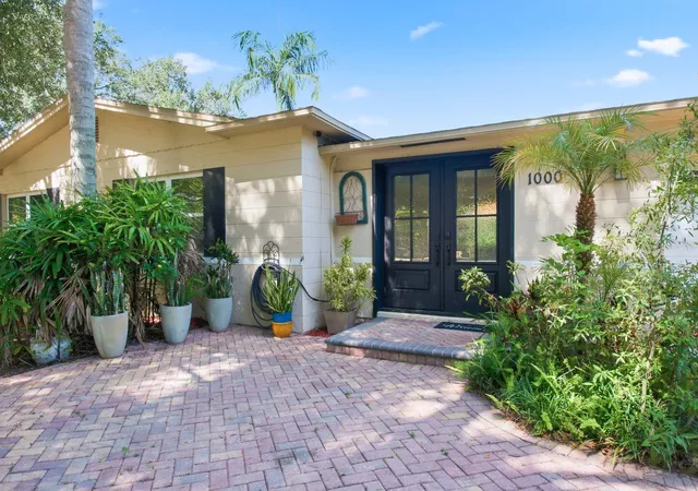 Photo 3 of Single family home for sale at 1000 S Evergreen Ave, Clearwater, FL 33756 | MLS# TB8537626 | Listing updated on 2026-10-20