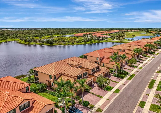 Listing Photo 3 - Condo for sale in building located at 10797 Tarflower Dr, VENICE, FL 34293 - Unit #201