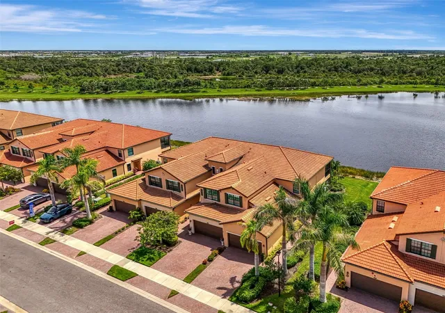 Listing Photo 4 - Condo for sale in building located at 10797 Tarflower Dr, VENICE, FL 34293 - Unit #201
