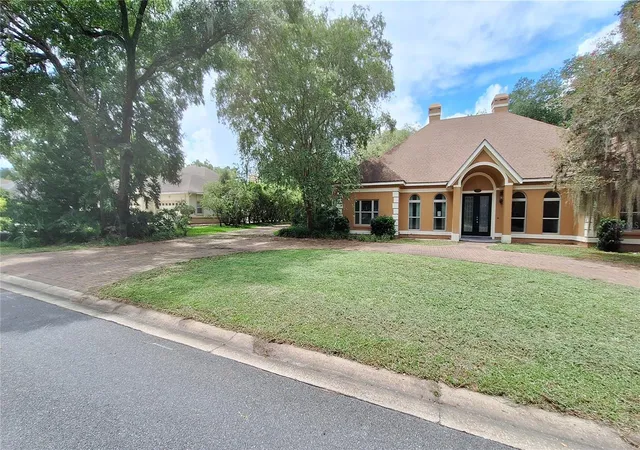 Photo 2 of Single family home for sale at 2210 Se Laurel Run Dr, Ocala, FL 34471 | MLS# OM730109 | Listing updated on 2026-09-17