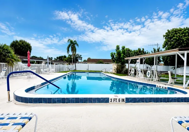 2nd image of 617 Park Cir #26, Bradenton, FL 34207 | MLS# A4702637