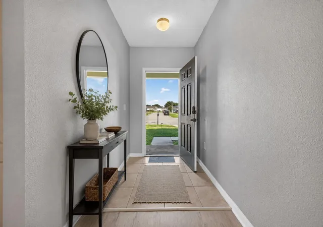 Photo 3 of Single family home for sale at 573 Lucerne Blvd, Winter Haven, FL 33881 | MLS# O6432483 | Listing updated on 2026-09-19