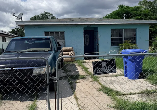Photo 3 of Single family home for sale at 3915 W Broad St, Tampa, FL 33614 | MLS# TB8537662 | Listing updated on 2026-09-02