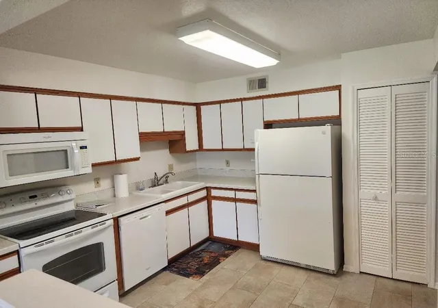 Listing Photo 4 - Condo for sale in building located at 5336 White Cliff Ln, ORLANDO, FL 32812 - Unit #4
