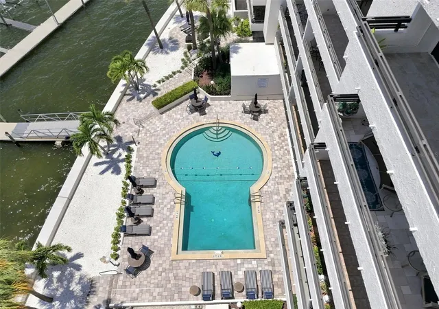 Listing Photo 2 - Condo for sale in building located at 5700 Mariner St, TAMPA, FL 33609 - Unit #204W
