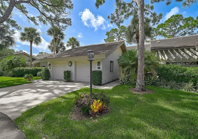 Listing Photo 4 - Condo for sale in building located at 3217 Sandleheath, Sarasota, FL 34235 - Unit #45