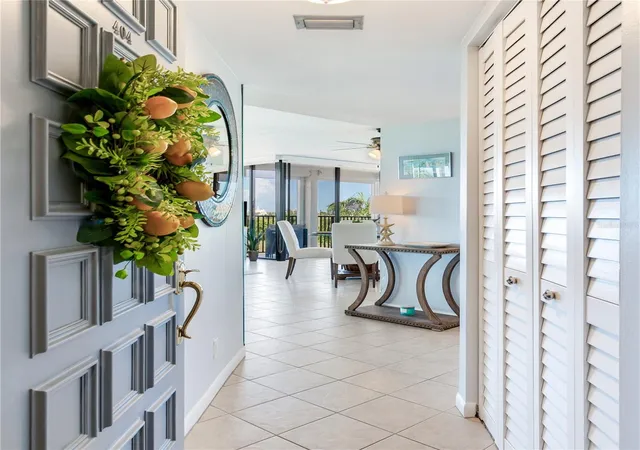 Listing Photo 4 - Condo for sale in building located at 6104 Palma Del Mar Blvd S, ST PETERSBURG, FL 33715 - Unit #404