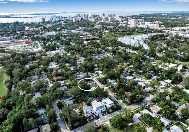 3rd image of 2350 Bay St, Sarasota, FL 34237 | MLS# A4702740