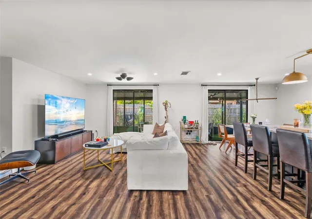 Photo 4 of Single family home for sale at 2874 Davis Blvd, Sarasota, FL 34237 | MLS# TB8538039 | Listing updated on 2026-08-26