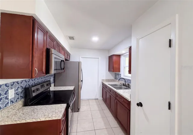 Photo 2 of Single family home for sale at 7233 Thomas Jefferson Cir W, Bartow, FL 33830 | MLS# O6432874 | Listing updated on 2026-08-27