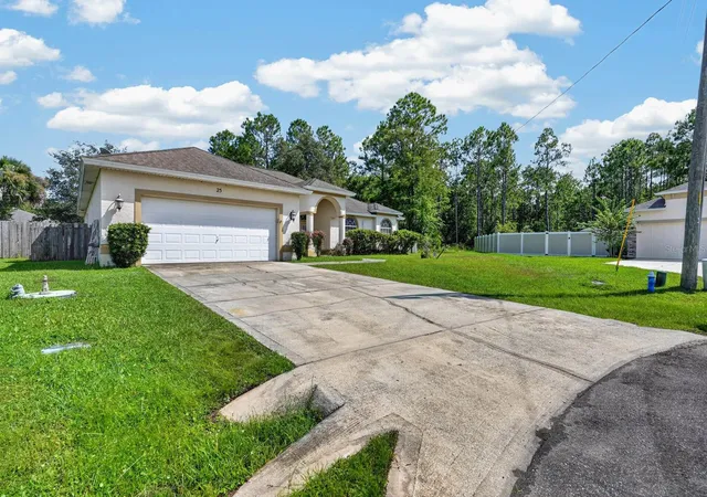 Photo 3 of Single family home for sale at 25 Kathryn Pl, Palm Coast, FL 32164 | MLS# FC320620 | Listing updated on 2026-09-28