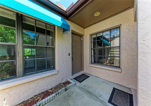 Photo 2 of House for sale at 6085 Clubside Dr, Sarasota, FL 34243 | MLS# A4702794 | Listing updated on 2026-08-16