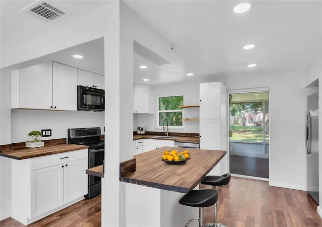 Photo 4 of Single family home for sale at 1516 Country Ln W, Clearwater, FL 33759 | MLS# TB8538223 | Listing updated on 2026-10-08