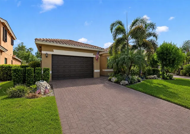 Photo 1 of Single family home for sale at 10035 Chesapeake Bay Dr, Fort Myers, FL 33913 | MLS# C7529517 | Listing updated on 2026-08-14