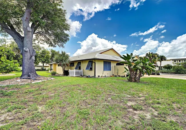 Photo 3 of Single family home for sale at 20 Idle Sands Dr, Venice, FL 34293 | MLS# A4702808 | Listing updated on 2026-08-15