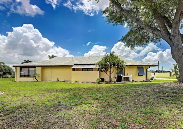 Photo 4 of Single family home for sale at 20 Idle Sands Dr, Venice, FL 34293 | MLS# A4702808 | Listing updated on 2026-08-15