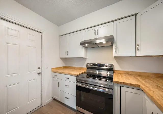 Photo 4 of Single family home for sale at 987 Queen Rd, Venice, FL 34293 | MLS# A4702833 | Listing updated on 2026-09-26