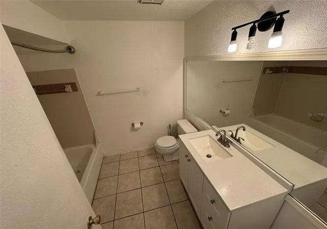 Listing Photo 2 - Condo for sale in building located at 1948 Lake Atriums Cir, Orlando, FL 32839 - Unit #119