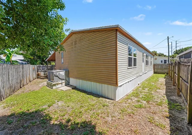 3rd image of 739 Driftwood Ln, Tarpon Springs, FL 34689 | MLS# TB8538377
